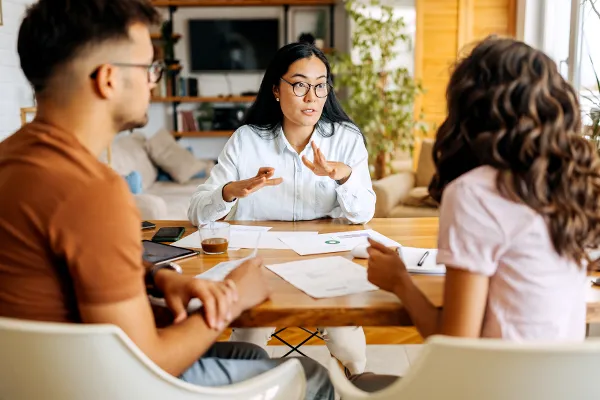 Co-parents with a financial analyst